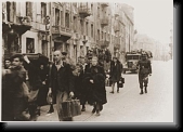 Zide zatceni po povstani ve varsavskem ghettu odchazeji do transportu do Treblinky, 19. dubna - 16. kvetna 1943 * 450 x 320 * (20KB)
